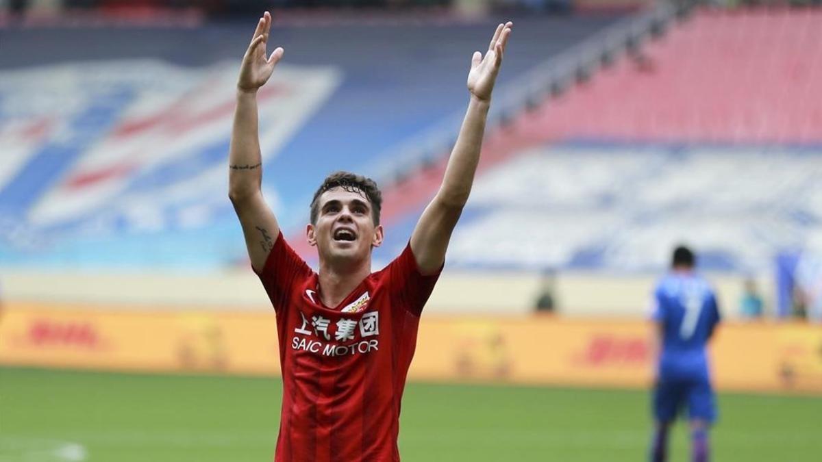 Oscar (Shanghai SIPG) celebra un gol en el derbi de Shanghai