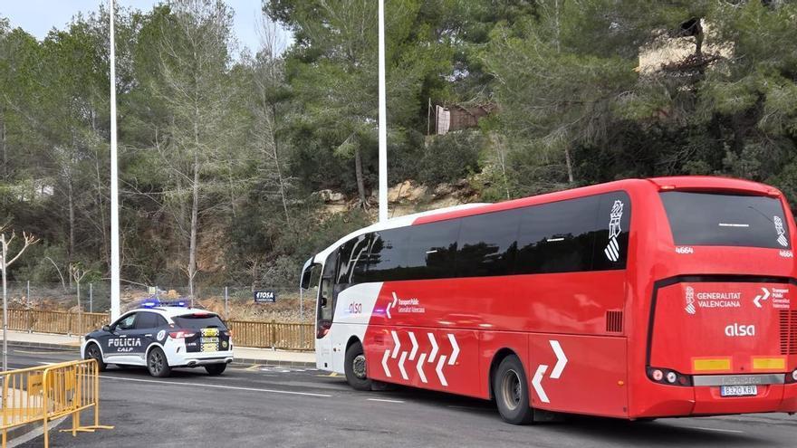 La Policía Local de Calp escolta los autobuses escolares del CEIP Oltà para garantizar la seguridad de los alumnos