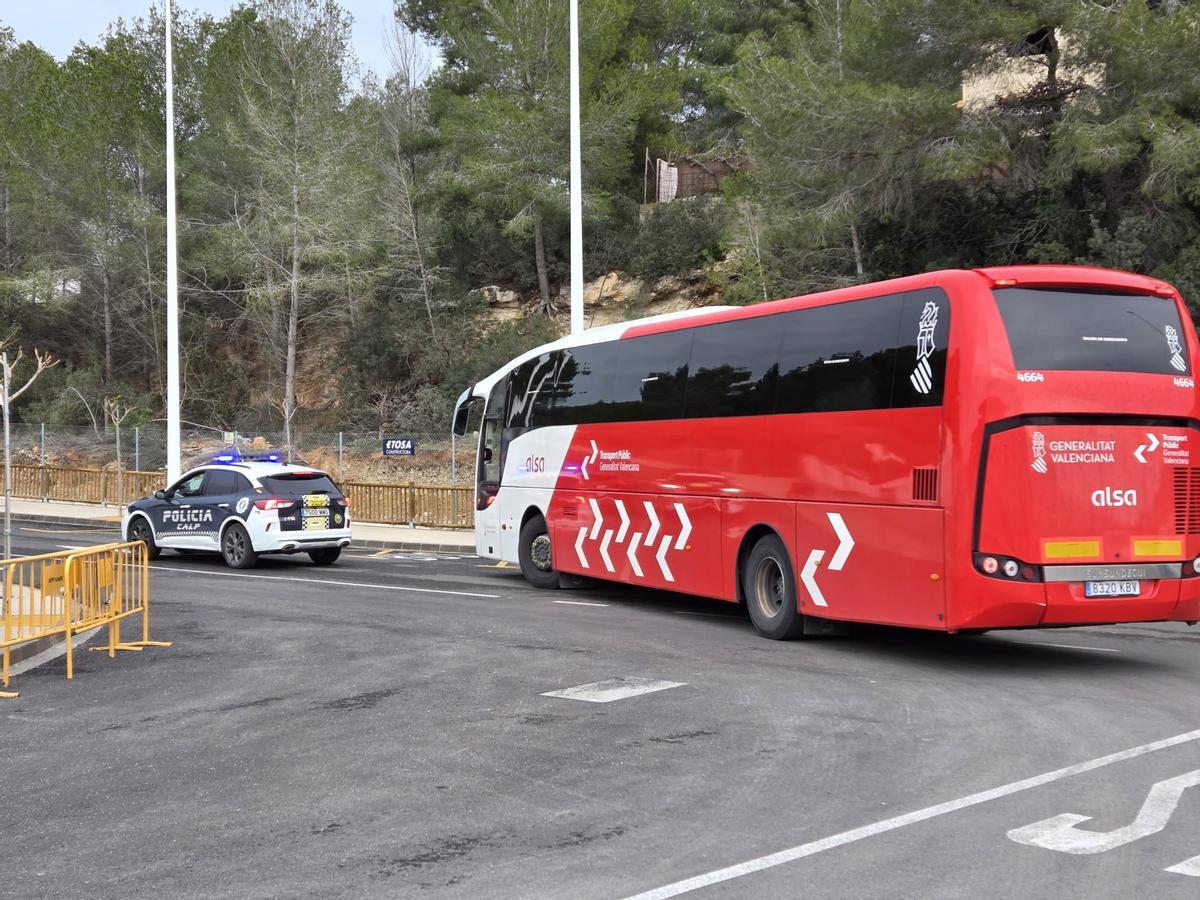 Un vehículo policial escolta uno de los autobuses del colegio Oltà