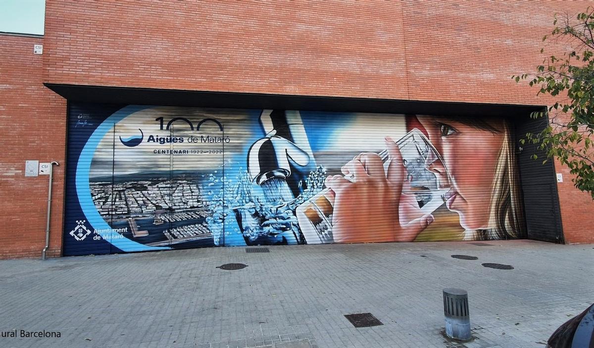 Aigües de Mataró presenta el nou mural que decora l’entrada del dipòsit de Rocablanca