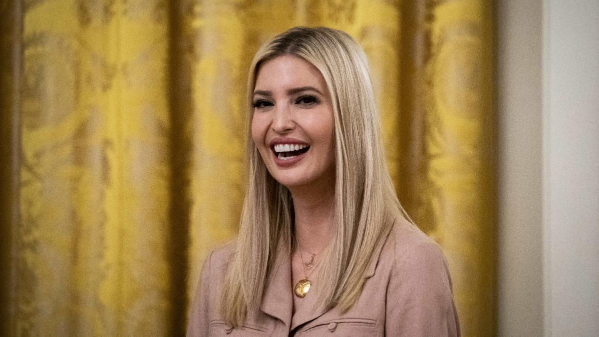 Ivanka Trump con melena suelta y raya al medio