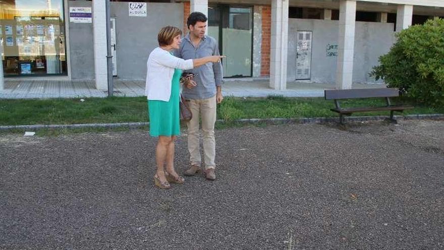 Alonso y Casares en el lugar donde se levantará la construcción.