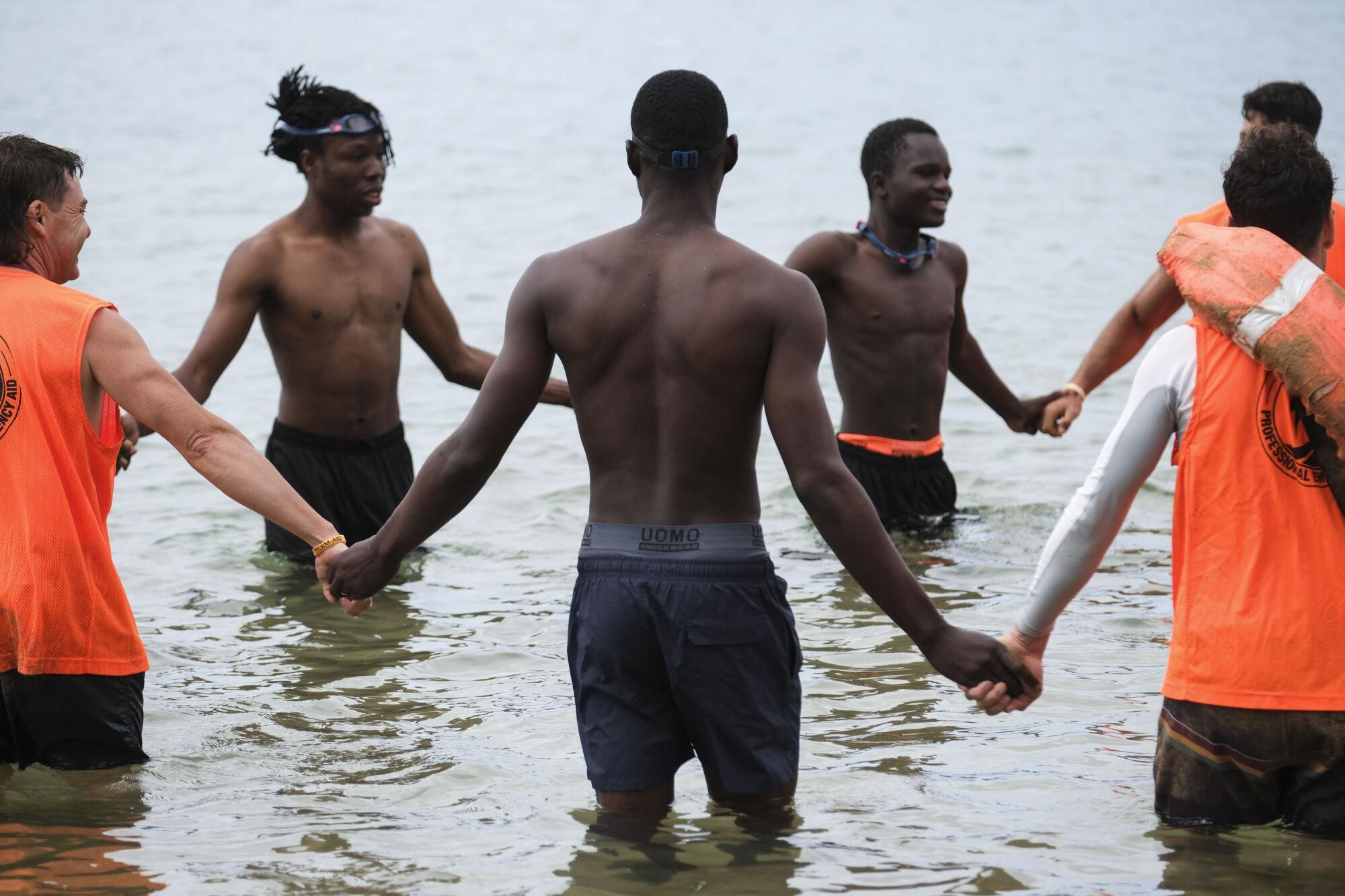 Migrantes que llegaron en cayuco a Canarias aprenden a nadar