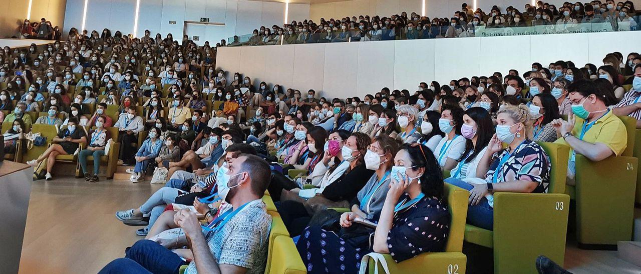 Imagen de una sala abarrotada de asistentes a una de las conferencias ofrecida durante el XLI Congreso de la semFYC. / DM