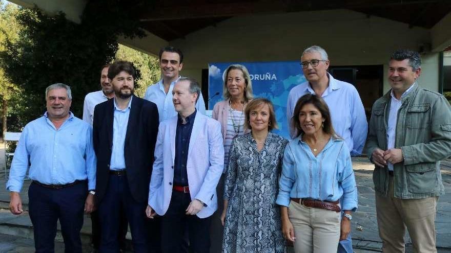 Juan Ábalo, candidato del PP en Cambre e Izaskun García Gorostizu, en Culleredo