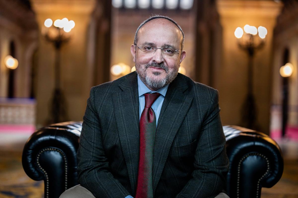 Alejandro Fernández, líder del PP catalán, durante su entrevista con El Periódico en el Parlament de Catalunya.