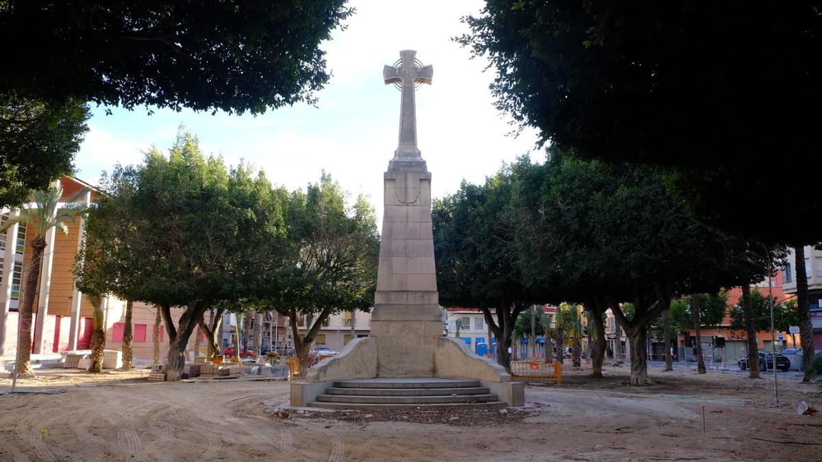 La Cruz de los Caídos del Paseo de Germanías en Elche, mientras continúa la reforma de la plaza.