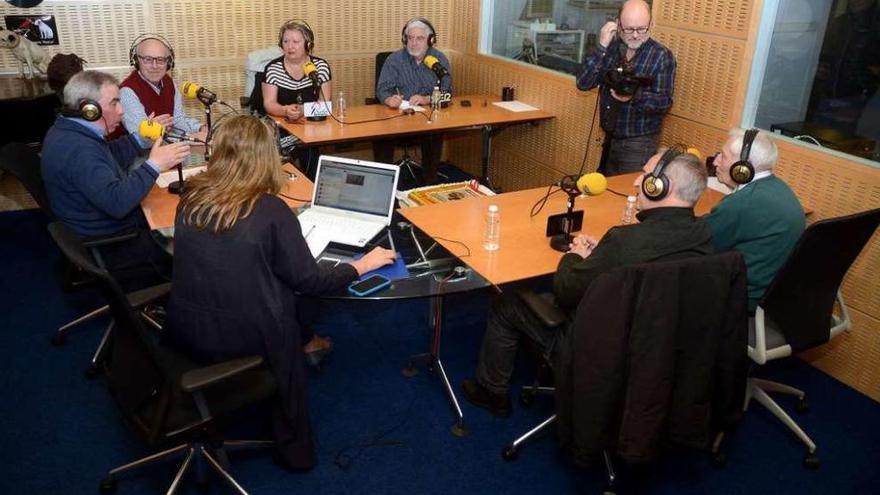 Los conductores de La Opinión, ayer, en el 40 aniversario de la primera emisión del programa. // R. Vázquez