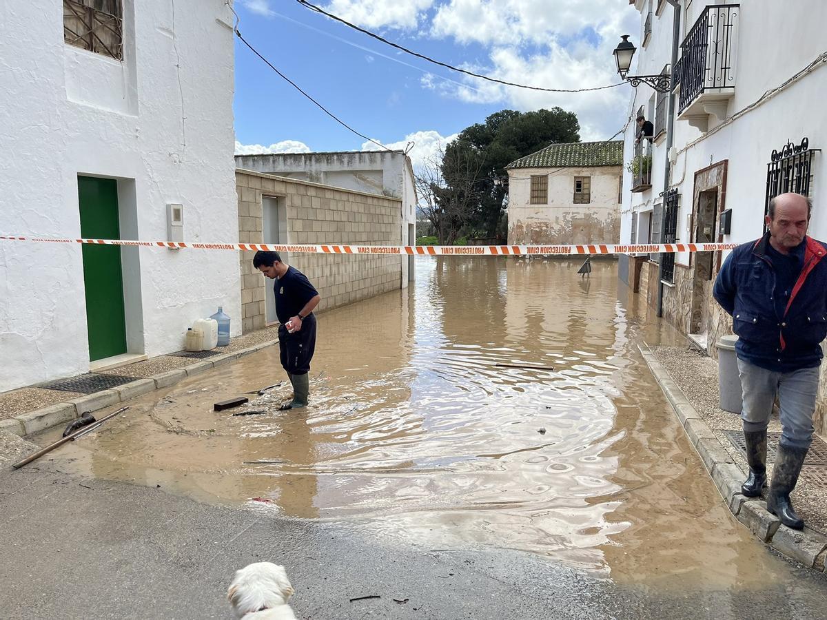 Varias viviendas de Bobadilla han tenido que ser desalojadas por la crecida del río Guadalhorce.