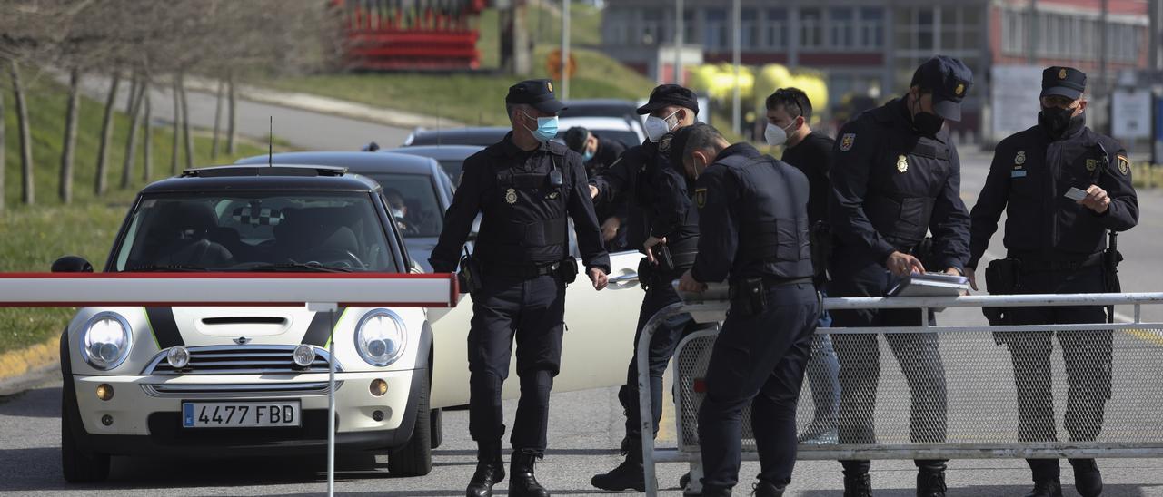 Agentes de la Policía, ayer, en la fábrica de Alu Ibérica.