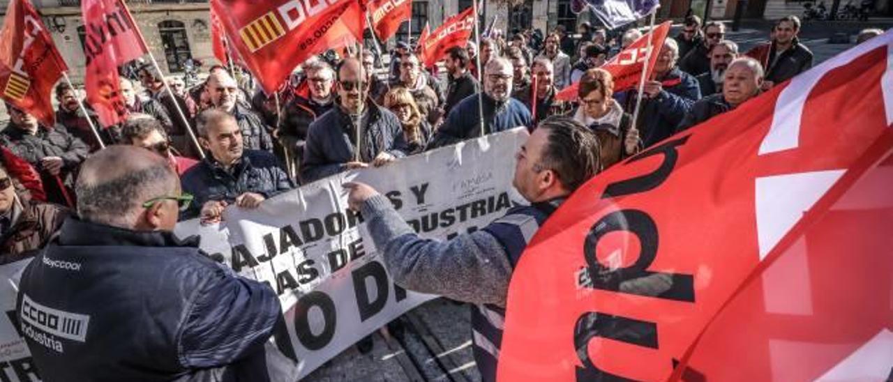 La protesta protagonizada el mes pasado por delegados de CC OO en la plaza de España de Alcoy.
