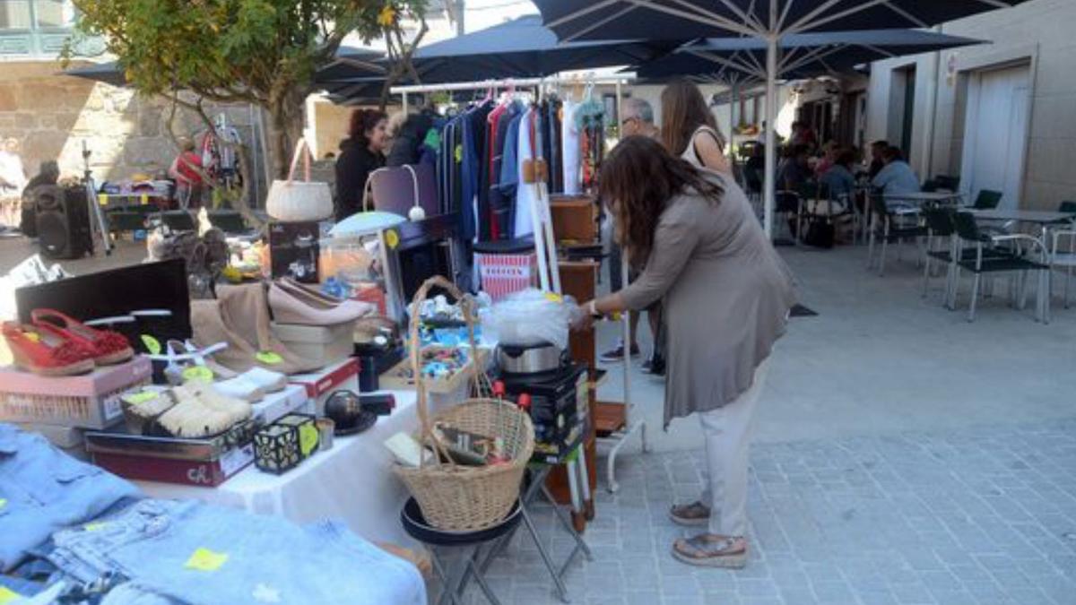 Puestos instalados en el &quot;Mercadillo das Pulgas&quot;.