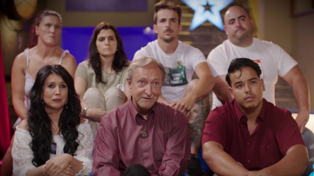 Paco Lobatón junto a familiares de personas desaparecidas en 'Got Talent 6'