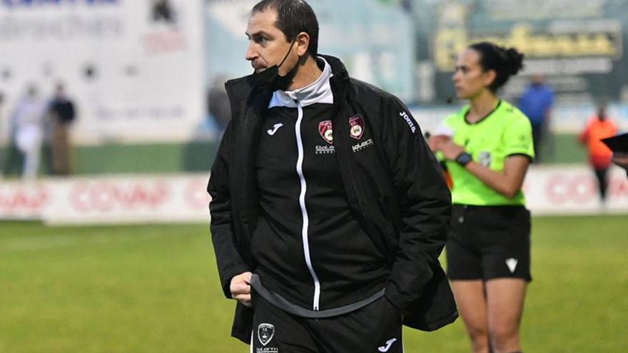 Diego Caro, entrenador del Salerm Puente Genil, en el partido disputado en el Municipal de Pozoblanco.