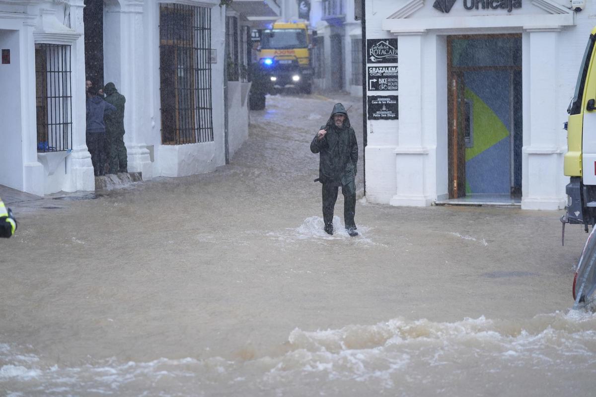 Calle convertida en río en la localidad gaditana de Grazalema tras el paso de la borrasca Leonardo. A 4 de febrero de 2026, en Grazalema, Cádiz (Andalucía, España). La Unidad Militar de Emergencia (UME) interviene en Grazalema, en tareas de achique de agu
