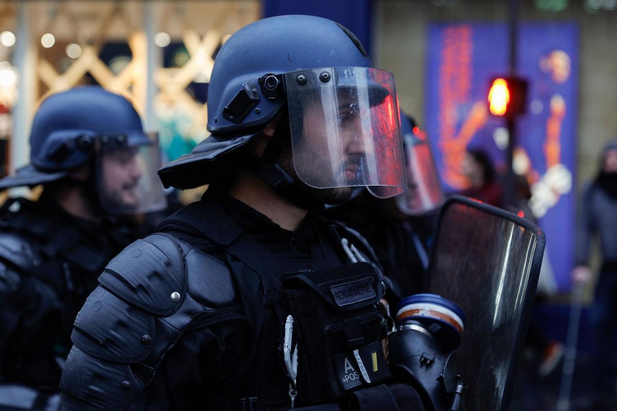 Protestas en Francia. Miles de ciudadanos se echan a las calles para manifestar su descontento con el fallo del Constitucional francés y que ha generado altercados en diferentes ciudades