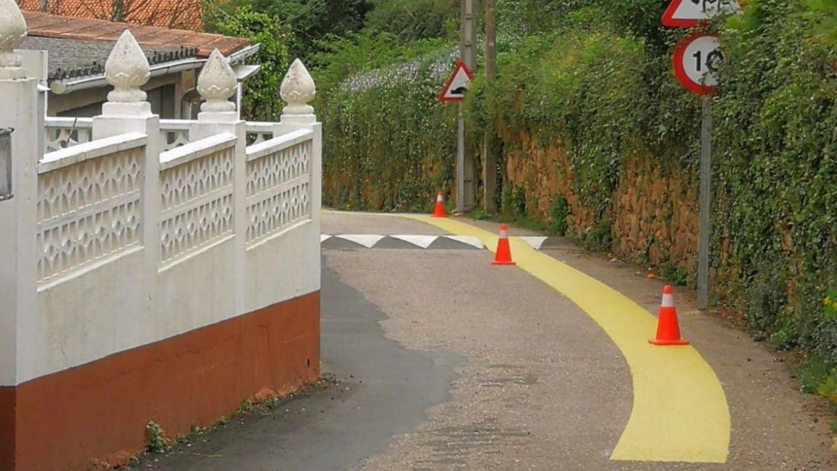 Moaña pinta una senda amarilla en el acceso al colegio de Quintela que da prioridad peatonal e impide estacionar