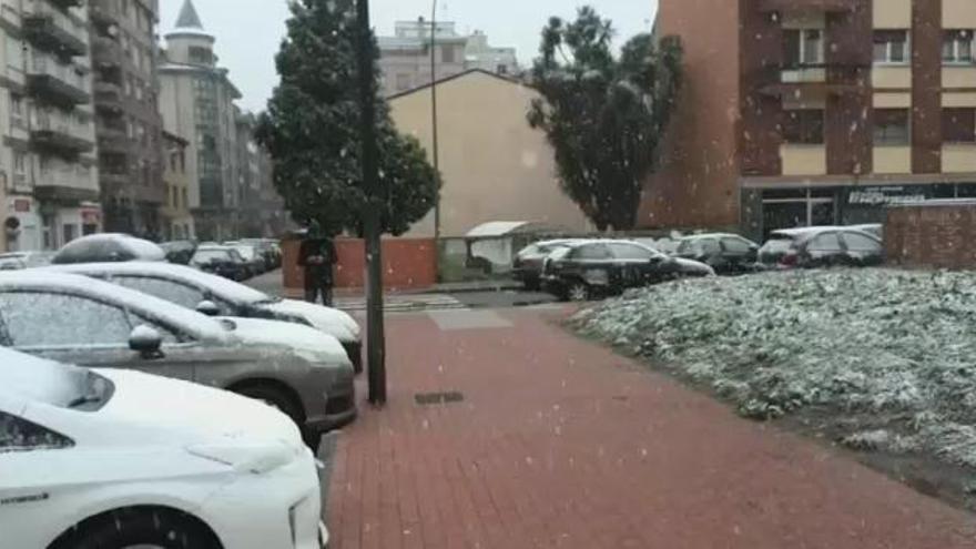 La nieve cuaja en Mieres