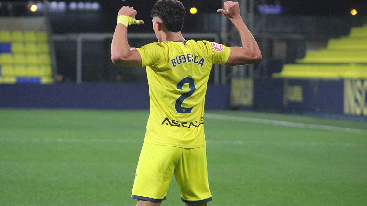 Dani Budesca celebra el gol marcado frente al Marbella en el Mini Estadi.