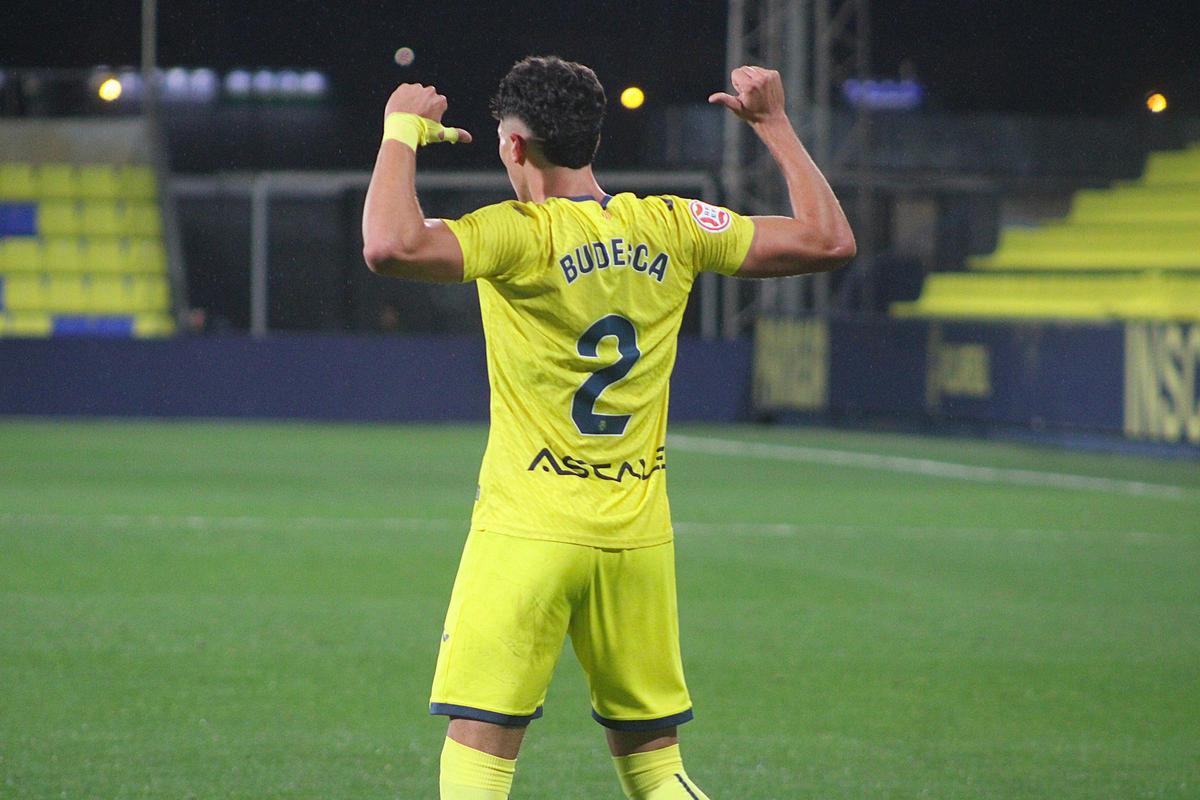 Dani Budesca celebra el gol marcado frente al Marbella en el Mini Estadi.