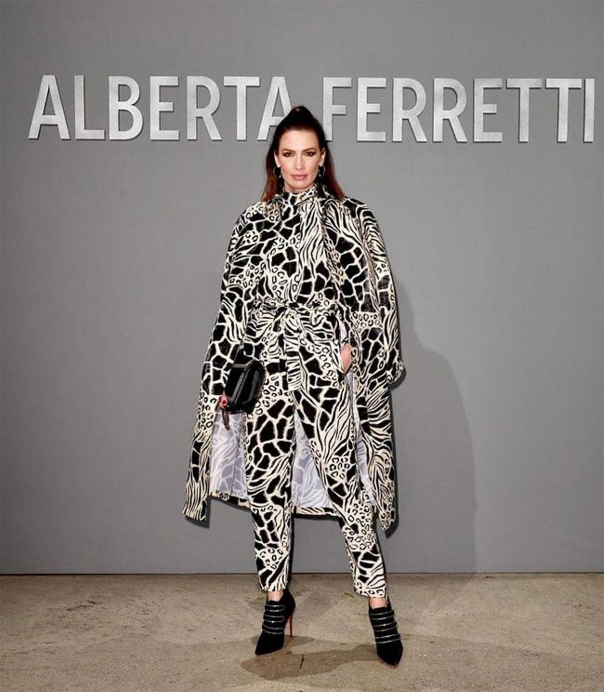 El look estampado de Nieves Álvarez en el desfile de Alberta Ferretti en la Semana de la Moda de Milán