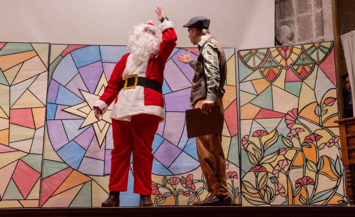 Arriba, el fotógrafo charla con Santa Claus en la obra teatral. Sobre estas líneas, Aurora Logedo, junto a Adolfo Rivas, siguiendo el festival.