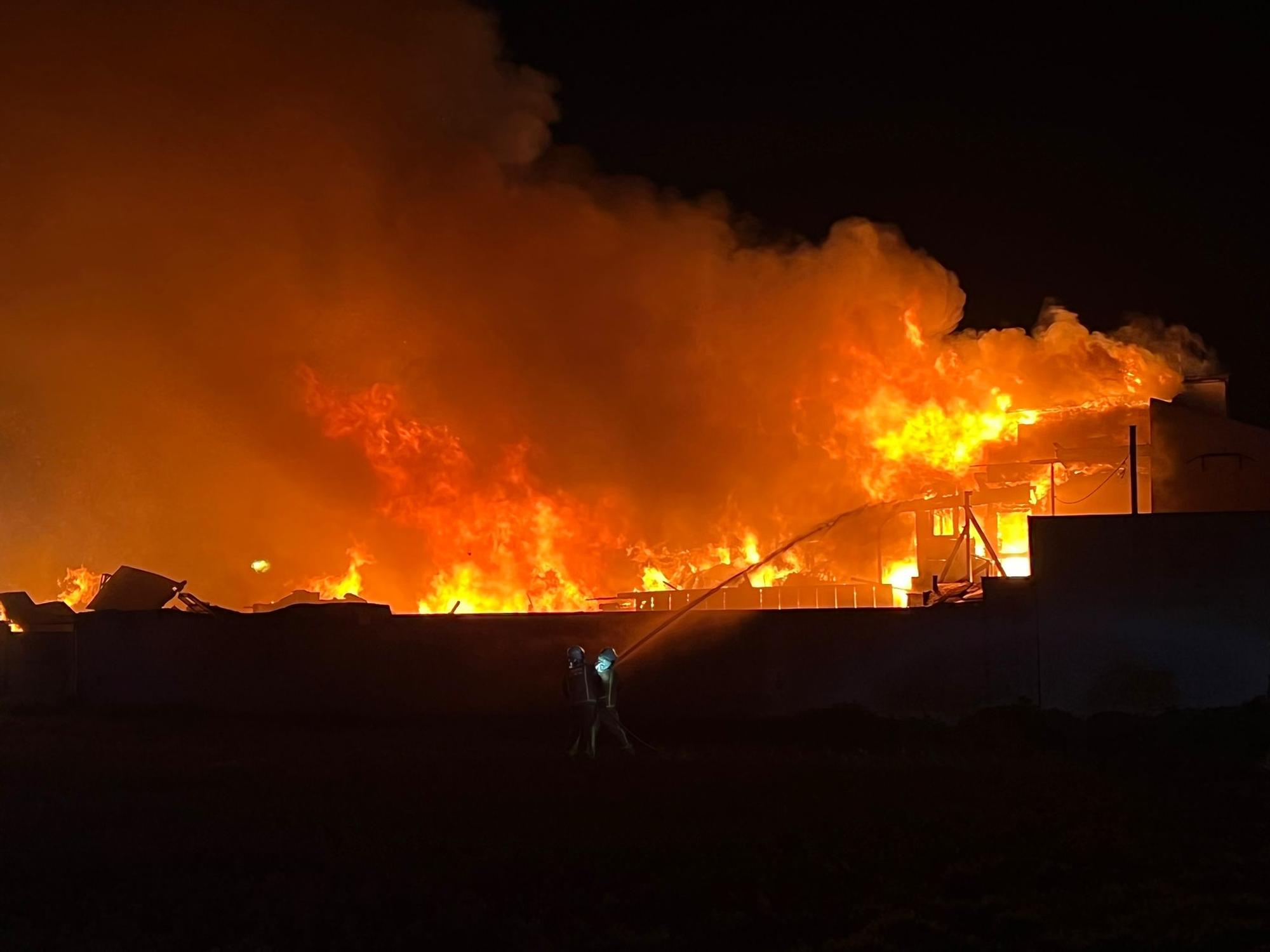 Un incendio de grandes dimensiones consume cuatro viviendas de madrugada junto a Son Banya