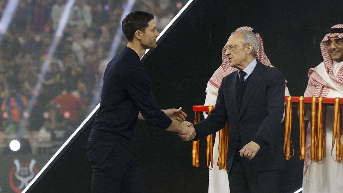 Xabi Alonso saluda Florentino en l’entrega de medalles de la Supercopa, després de perdre la final diumenge. | KAI FÖRSTERLING / EFE