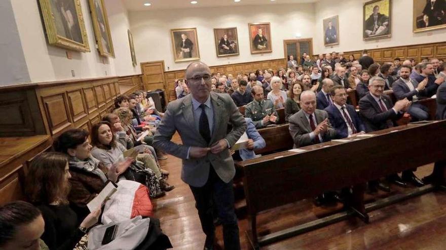 Luis Felipe Fernández, coordinador de las jornadas, a su llegada al Aula Magna, repleta de público.