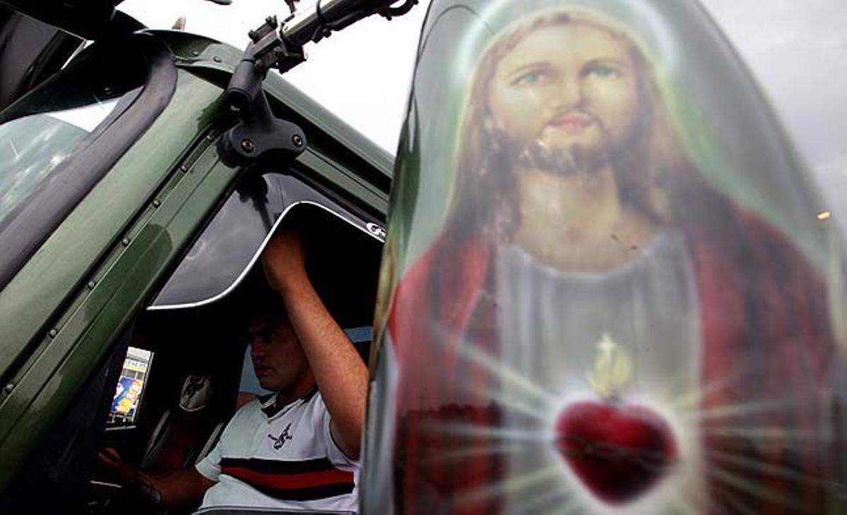 Un camioner participa en una aturada nacional indefinida, per alguns carrers de Bogotà (Colòmbia). Unes 430.000 tones de càrrega s’han deixat de mobilitzar diàriament a Colòmbia com a conseqüència de l’aturada nacional indefinida en què va entrar fa cinc dies la principal associació de camioners del país.