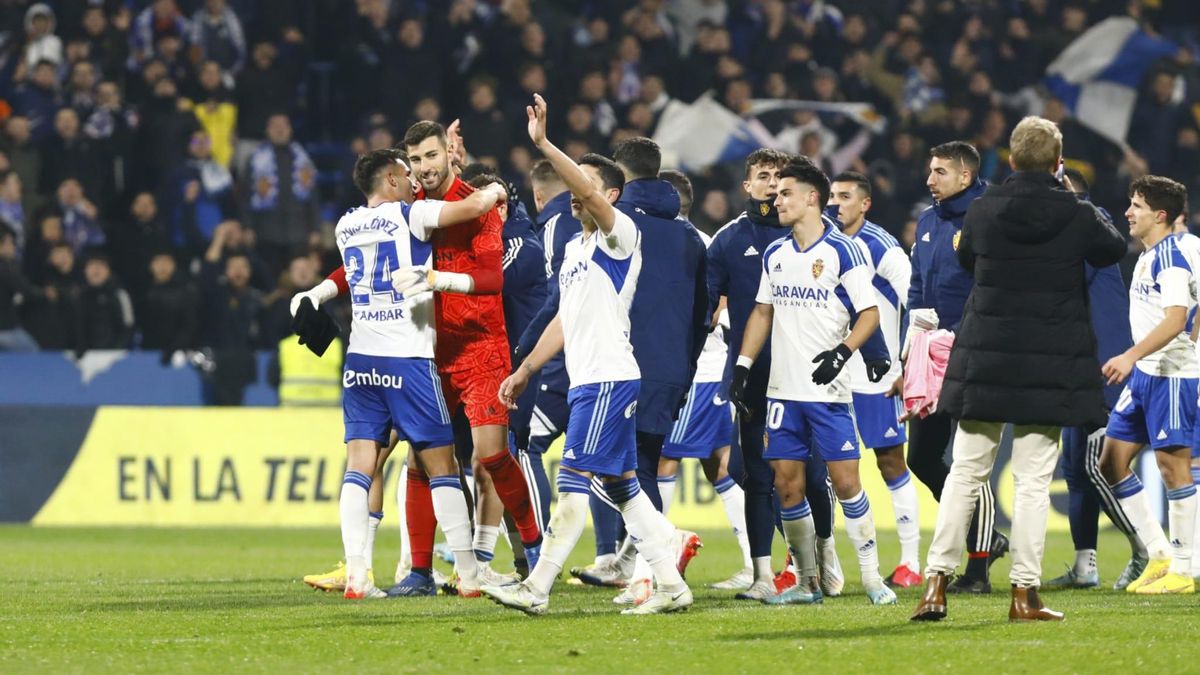 Los jugadores del Real Zaragoza saludan al público de La Romareda tras la victoria