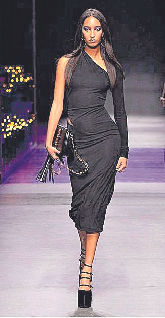 Modelo de Versace con un ‘cut out’ atrevido.