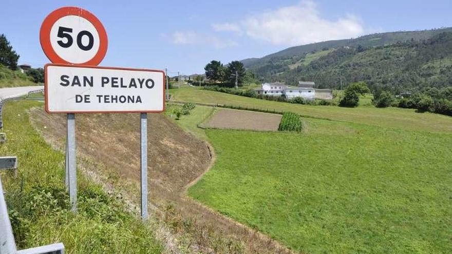 Entrada a San Pelayo de Tehona, donde murió el niño en el quad. // G.G.