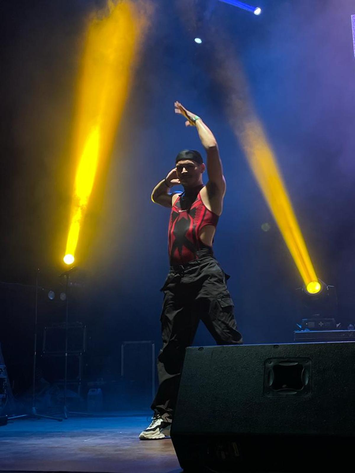 Raúl Puga Chamizo durante una actuación en el Orgullo de Cáceres.