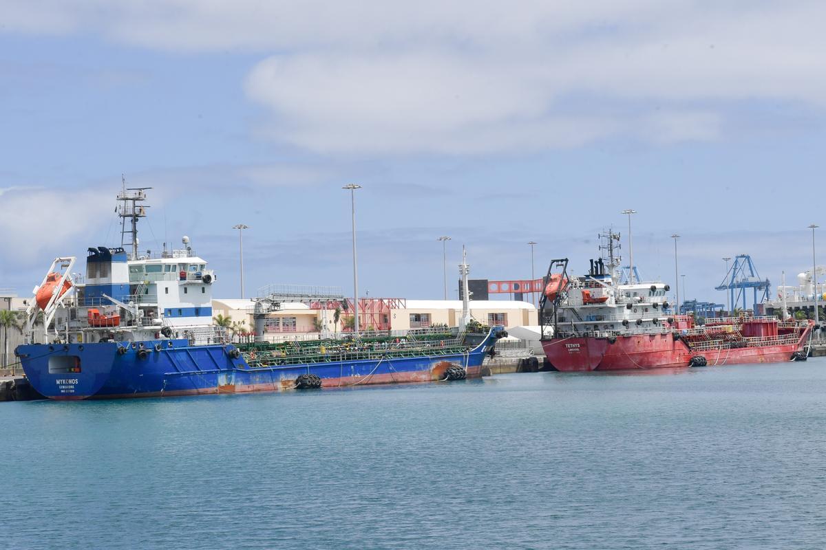 Barcos de suministro de combustible en el Puerto de Las Palmas.