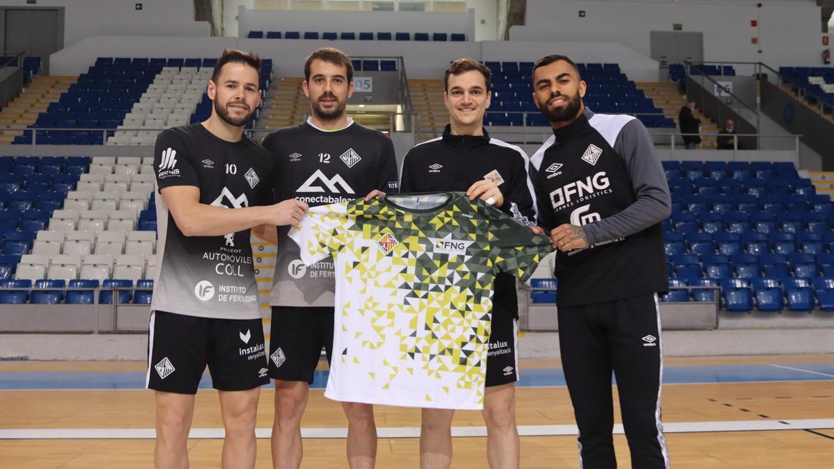 Marlon, Fabio, Pope y Nunes posan con la camiseta de FNG con la que saldrán a la pista antes del partido.