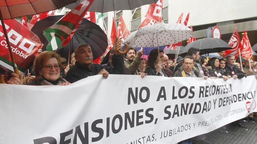 300 jubilados se concentran bajo la lluvia por unas pensiones dignas