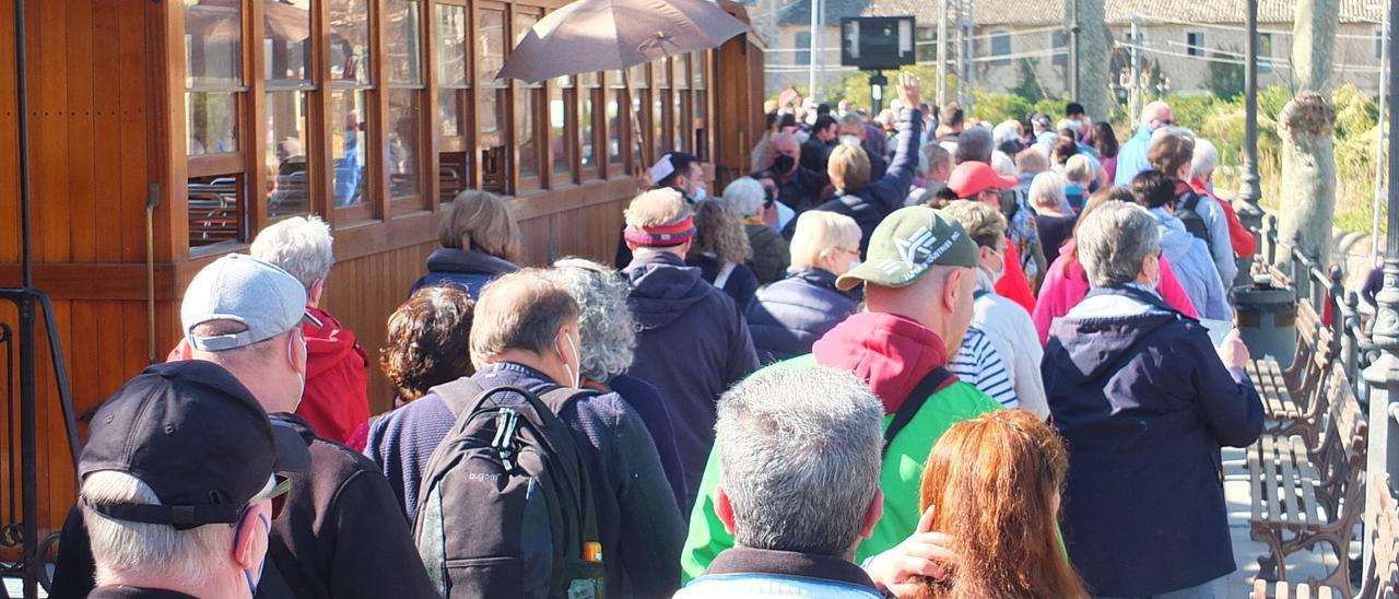 Numerosos pasajeros bajan del tren, hoy por la mañana en Sóller.