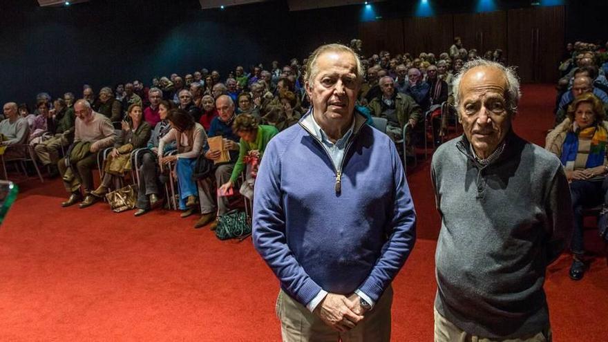 Guillermo González-Pola (Willy Pola), ayer, con Alberto Polledo, en un abarrotado Club Prensa Asturiana de LA NUEVA ESPAÑA.