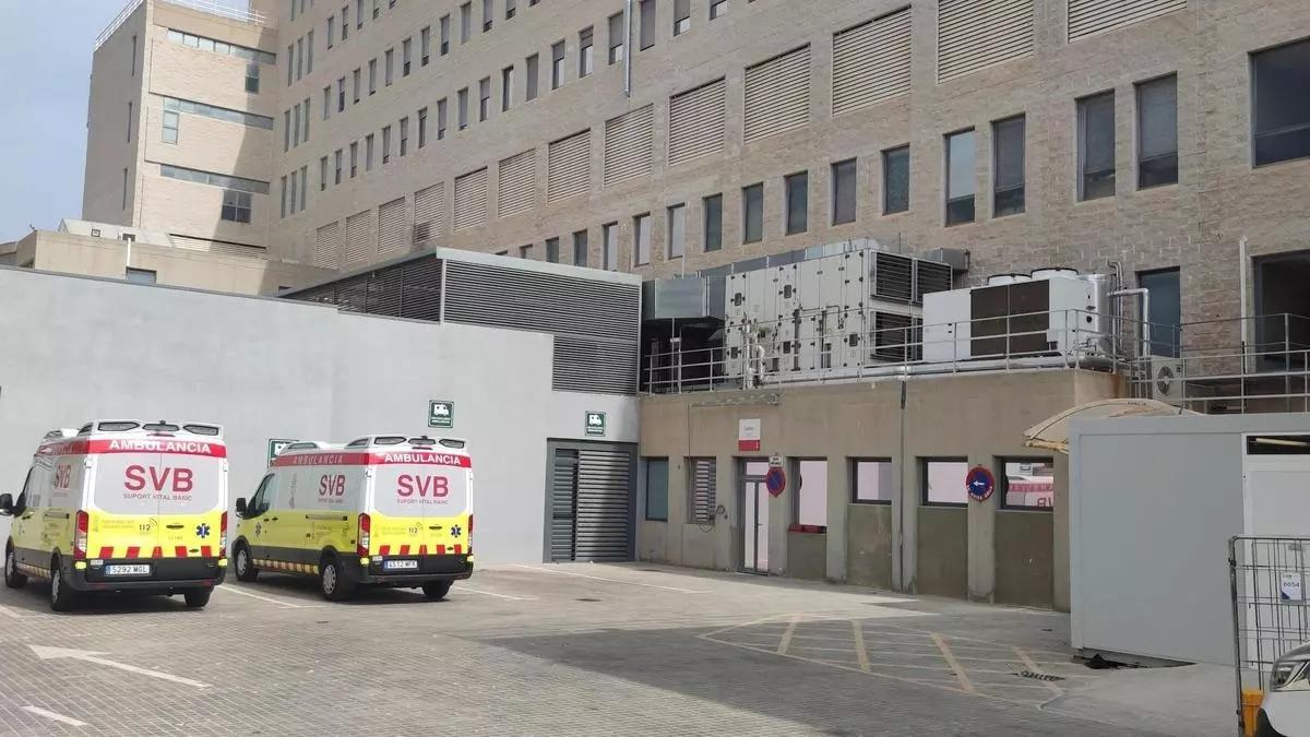 Dos ambulancias en el hospital Sant Joan de Alicante en una imagen de archivo