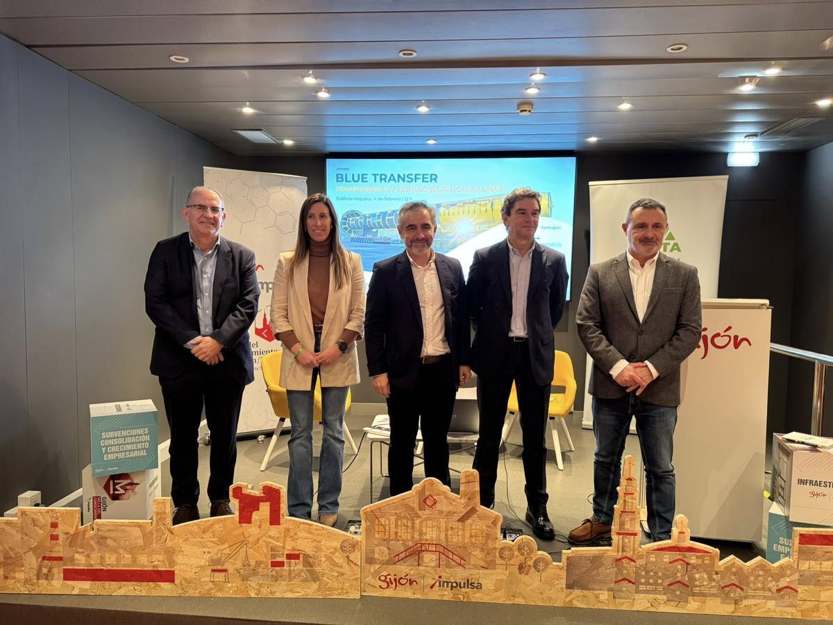 Por la izquierda, Miguel Lastra, Ángela Pumariega, Víctor Martínez, Francisco Royano y Luis Díaz.