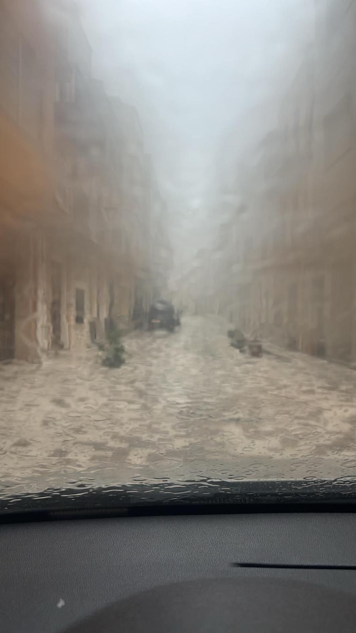 La calle principal de Benitatxell esta tarde al arreciar la lluvia