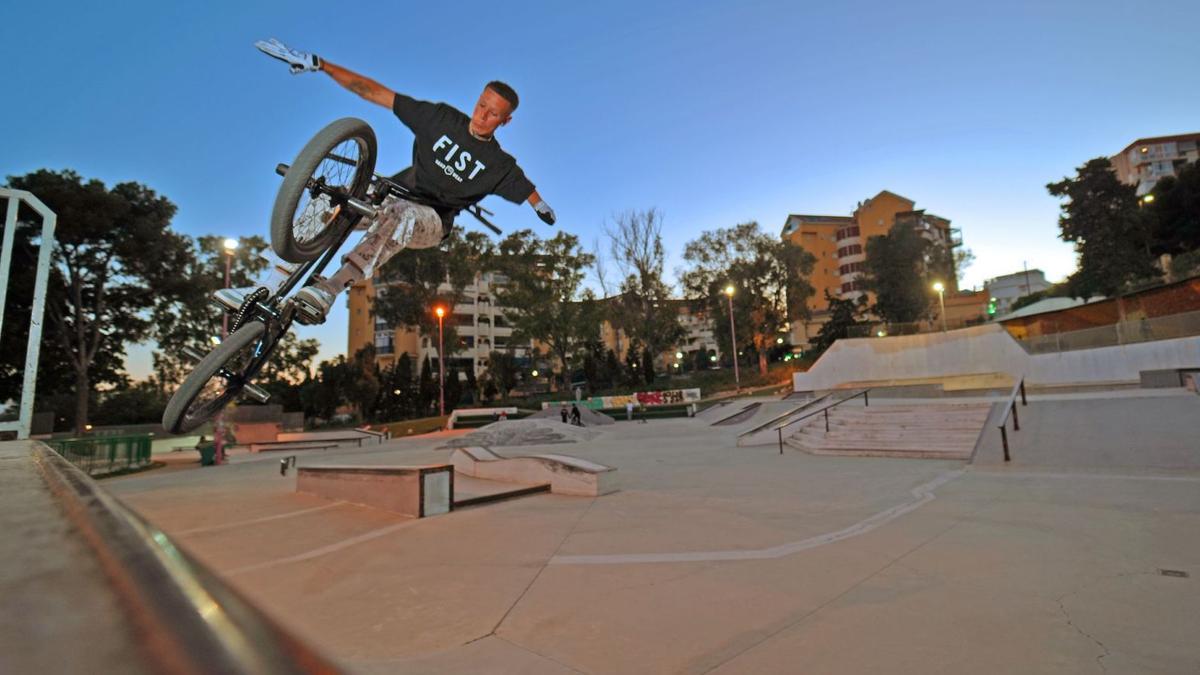 Juanje Trujillo durante uno de sus trucos en la bici.