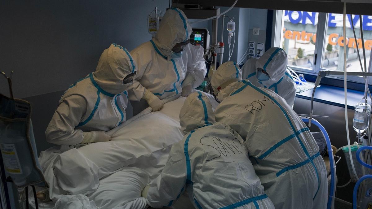 Sanitarios atienden a un paciente de COVID en una uci del hospital Cosaga de Ourense