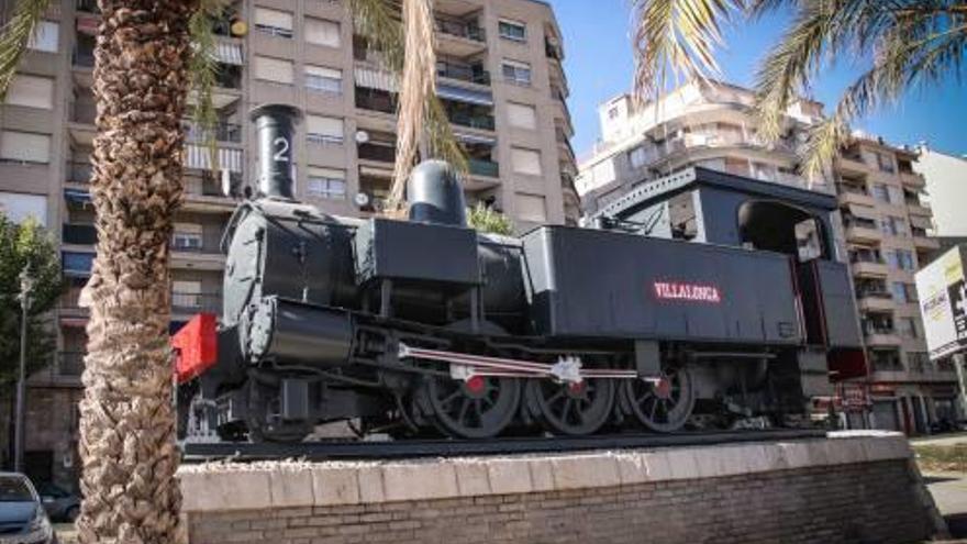 La locomotora del «Xitxarra» luce todo su esplendor en la plaza de Al-Azraq.