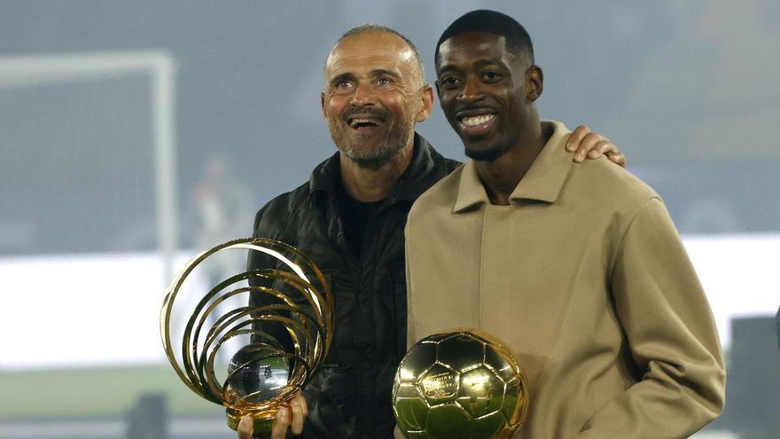 Luis Enrique y Ousmane Dembélé, con sus respectivos trofeos ante su gente