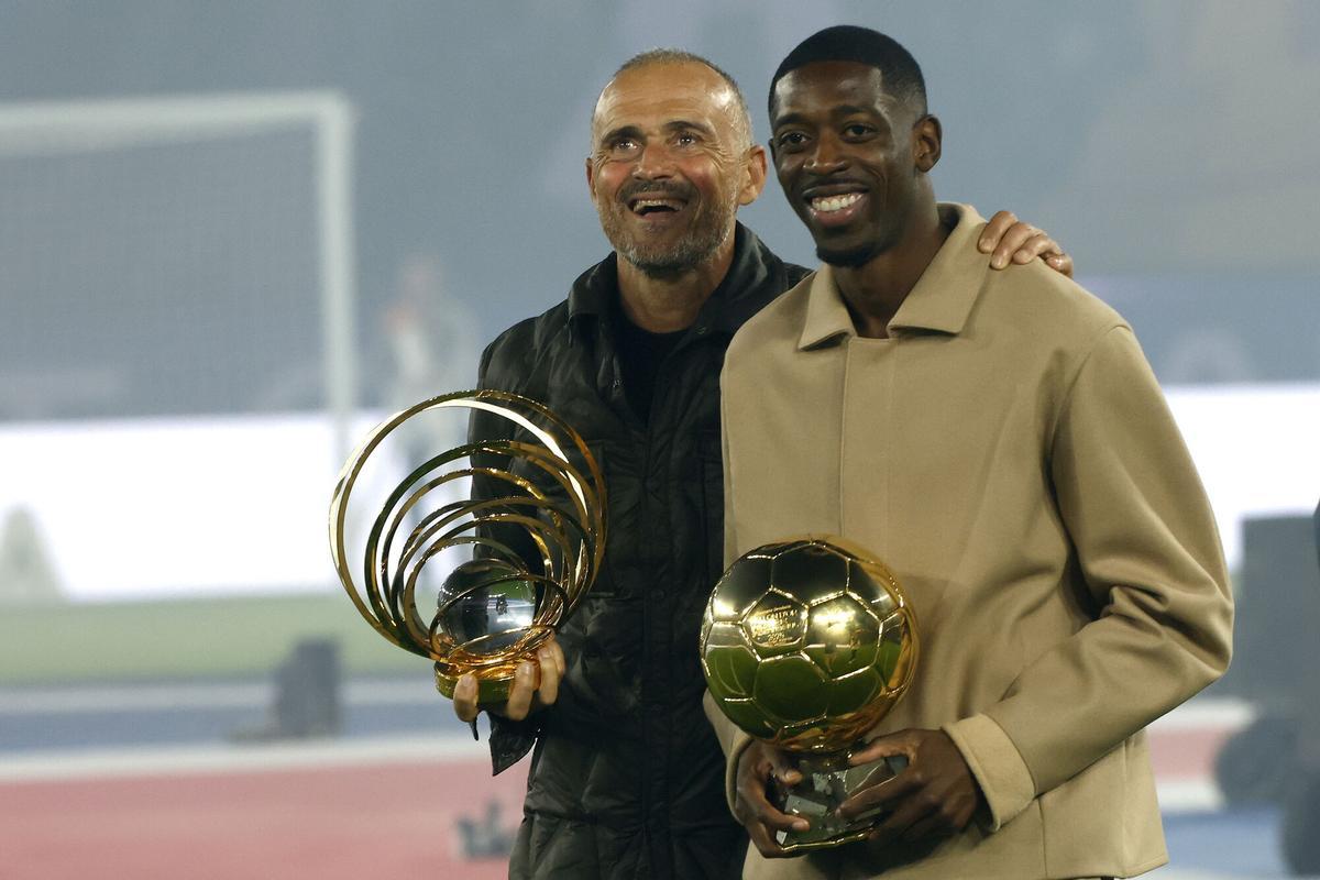 Luis Enrique y Ousmane Dembélé, con sus respectivos trofeos ante su gente