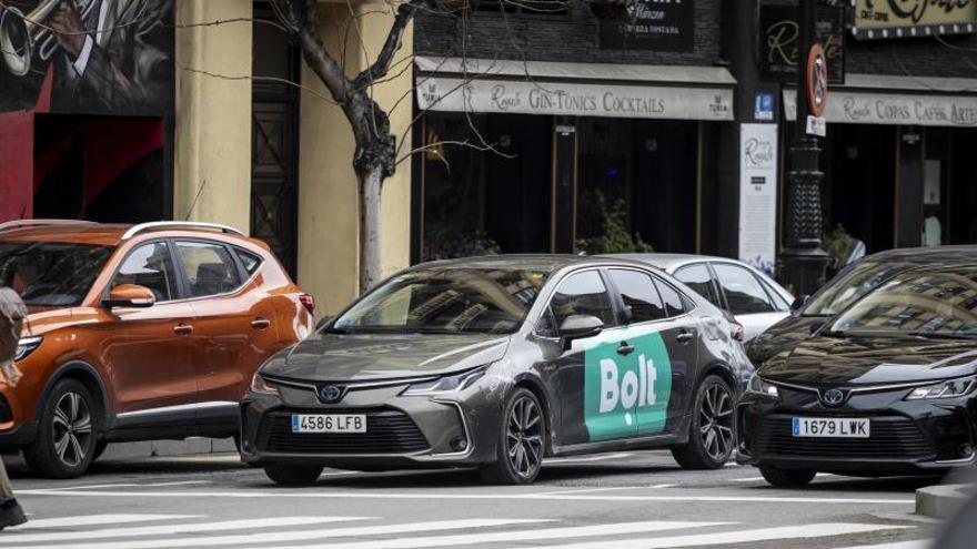 Hasta 25 euros de diferencia en Zaragoza por el mismo recorrido con un VTC y un taxi: "Tengo que trabajar tres veces más para ganar la mitad"
