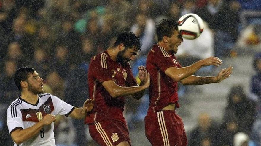 Camacho despeja un balón de cabeza en su debut con la selección absoluta española ante Alemania en Vigo.