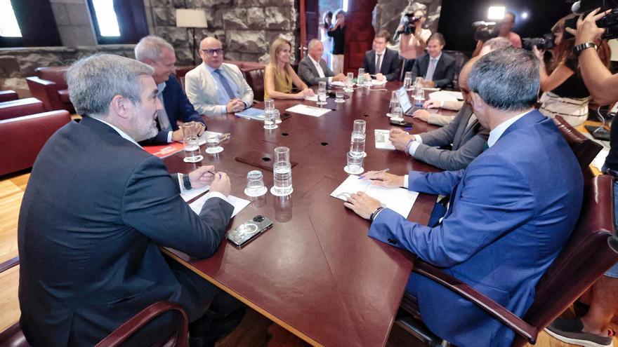Los portavoces parlamentarios y el presidente del Gobierno regional durante la reunión sobre la crisis migratoria.